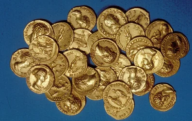 Un tesoro de monedas (oro)